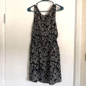 Medium black and white dress with pockets!!
